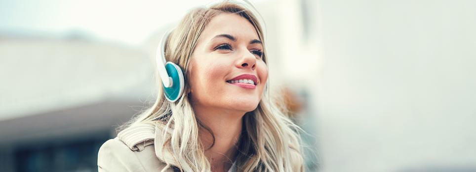 Mujer escuchando música en plataforma digital